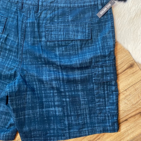 Basic Editions men's cargo shorts with a blue plaid pattern. - Picture 8 of 10